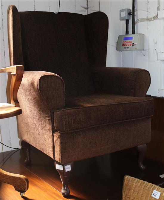 Wing back easy chair(-)